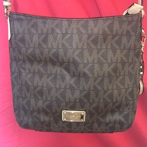 Signature Jet Set Travel Messenger